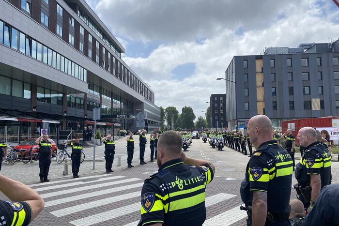 Honderden agenten bewijzen laatste eer aan overleden motoragent