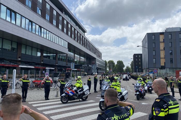 Honderden agenten bewijzen laatste eer aan overleden motoragent
