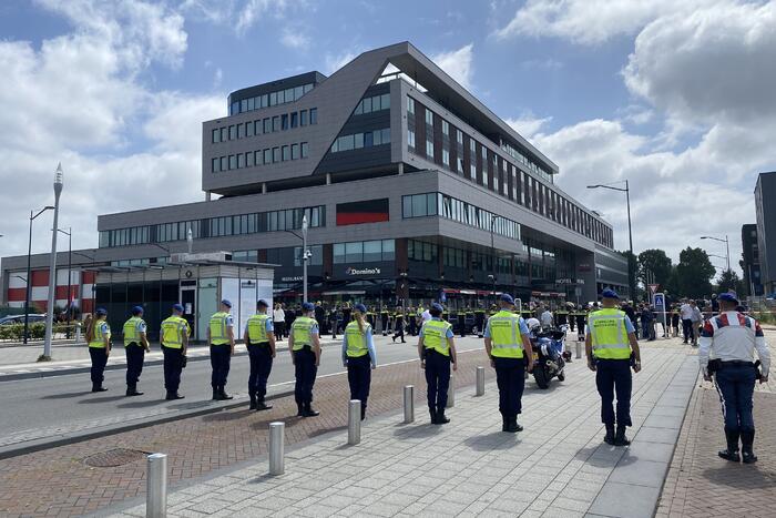 Honderden agenten bewijzen laatste eer aan overleden motoragent