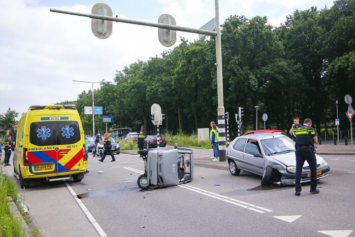 Canta 45-km brommobiel botst met personenwagen