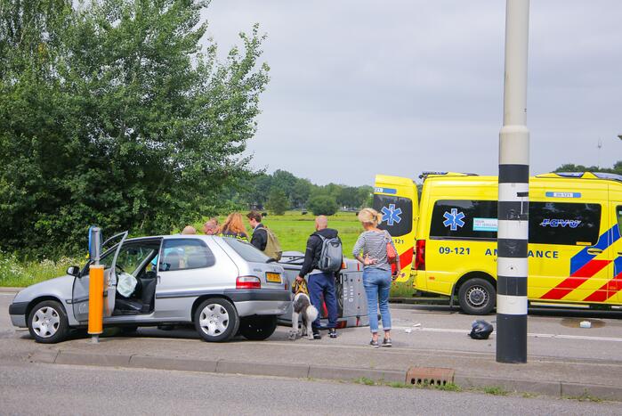 Canta 45-km brommobiel botst met personenwagen