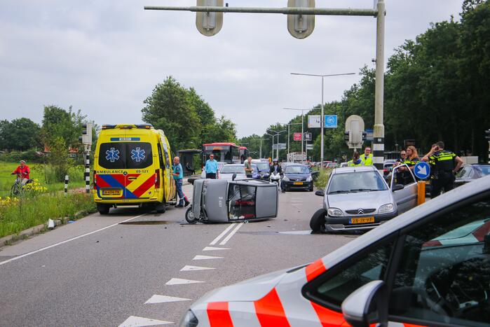 Canta 45-km brommobiel botst met personenwagen