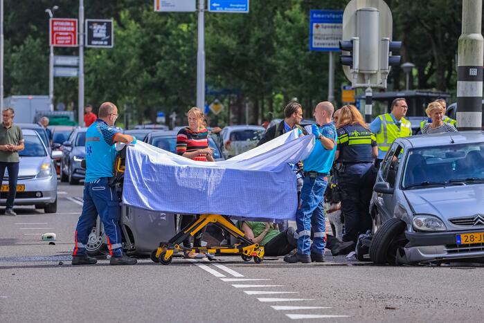 Canta 45-km brommobiel botst met personenwagen