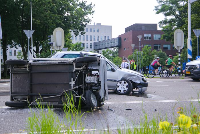 Canta 45-km brommobiel botst met personenwagen