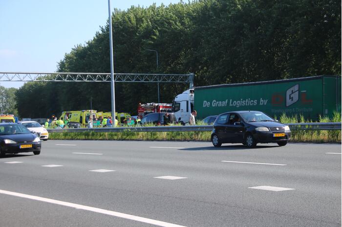 Snelweg dicht door verkeersongeval