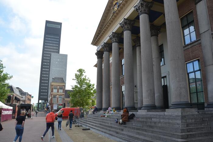 Bloemen bij Gerechtshof voor Peter R de Vries