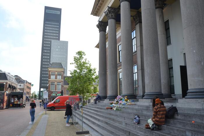 Bloemen bij Gerechtshof voor Peter R de Vries