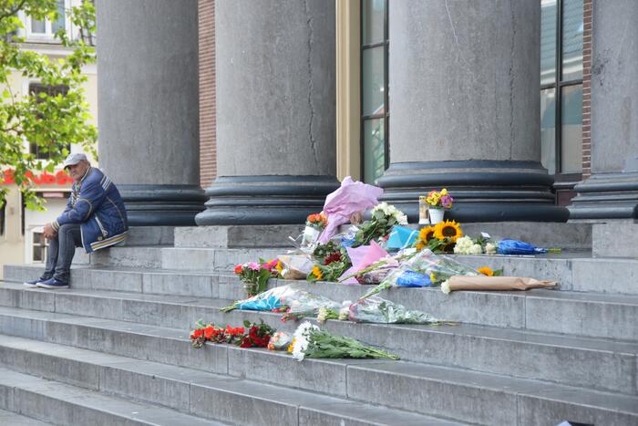 Bloemen bij Gerechtshof voor Peter R de Vries