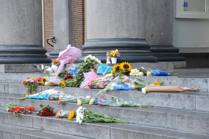 Bloemen bij Gerechtshof voor Peter R de Vries