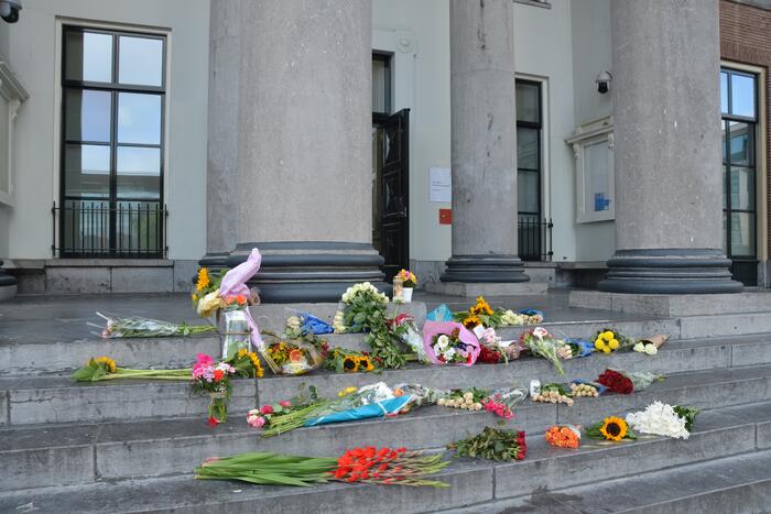 Bloemen bij Gerechtshof voor Peter R de Vries