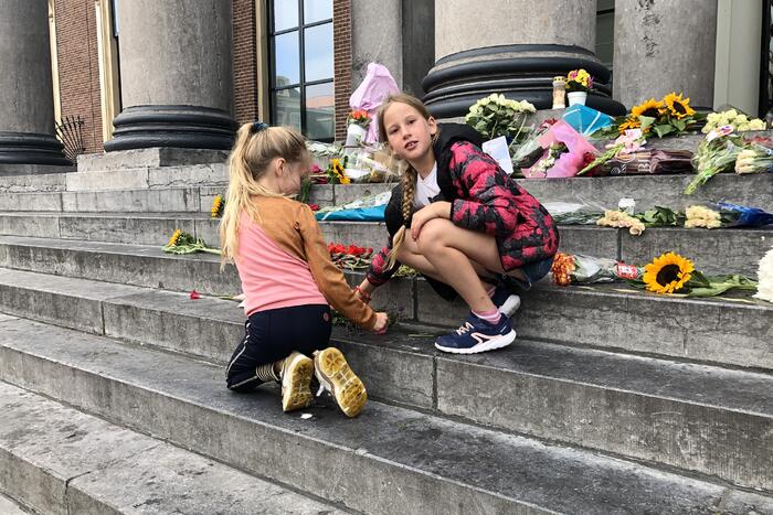 Bloemen bij Gerechtshof voor Peter R de Vries