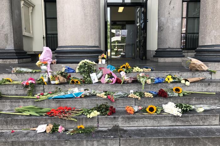 Bloemen bij Gerechtshof voor Peter R de Vries