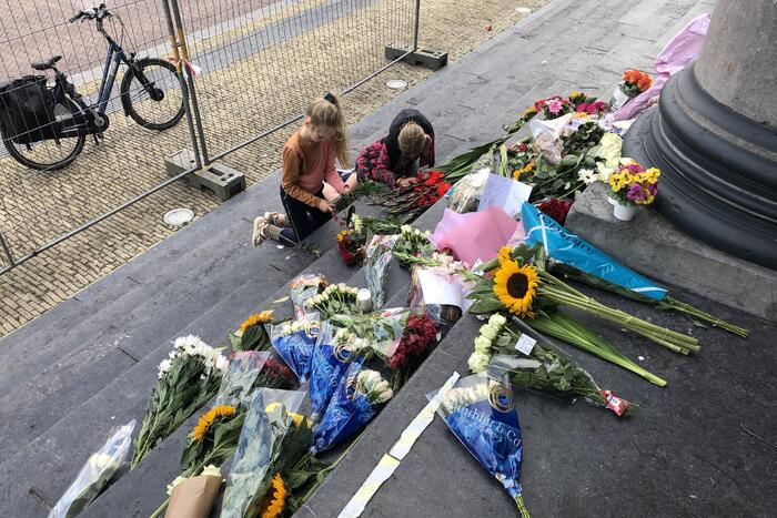 Bloemen bij Gerechtshof voor Peter R de Vries