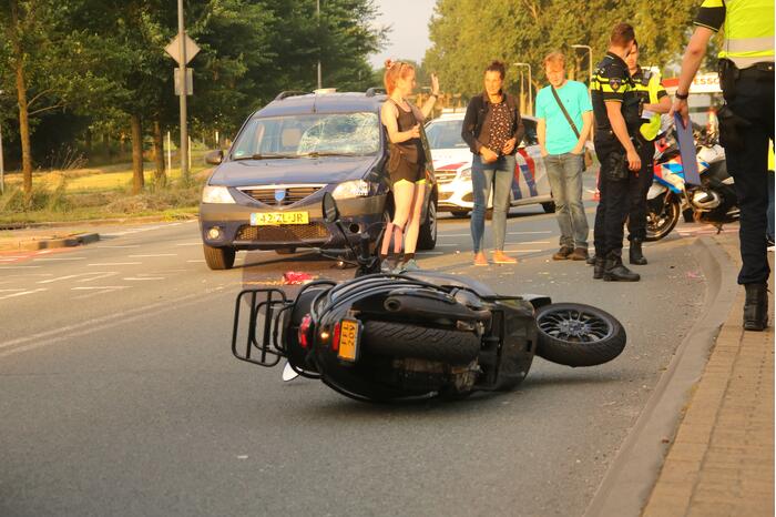 Opzittenden van scooter gewond na ongeval