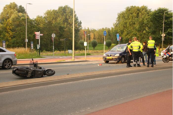 Opzittenden van scooter gewond na ongeval