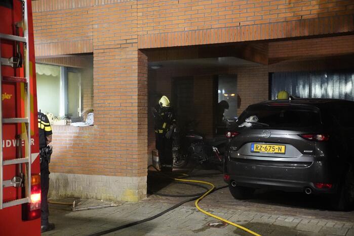 Brandweer blust brandende powerbank