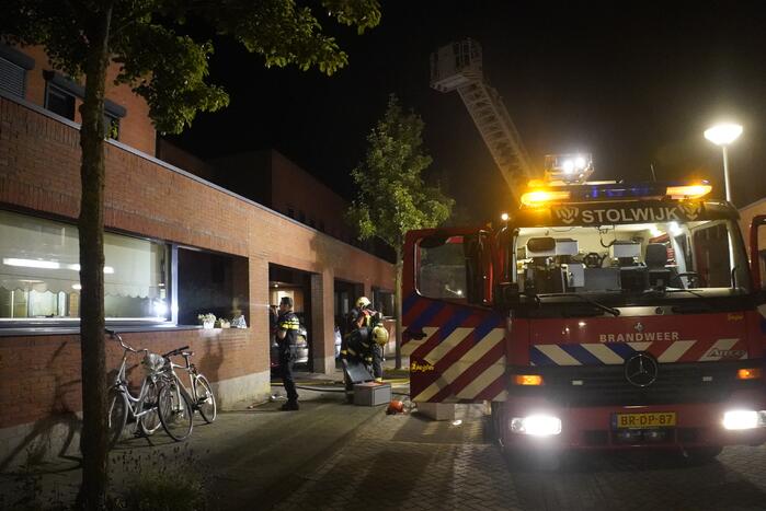 Brandweer blust brandende powerbank