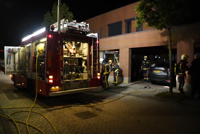 Brandweer blust brandende powerbank