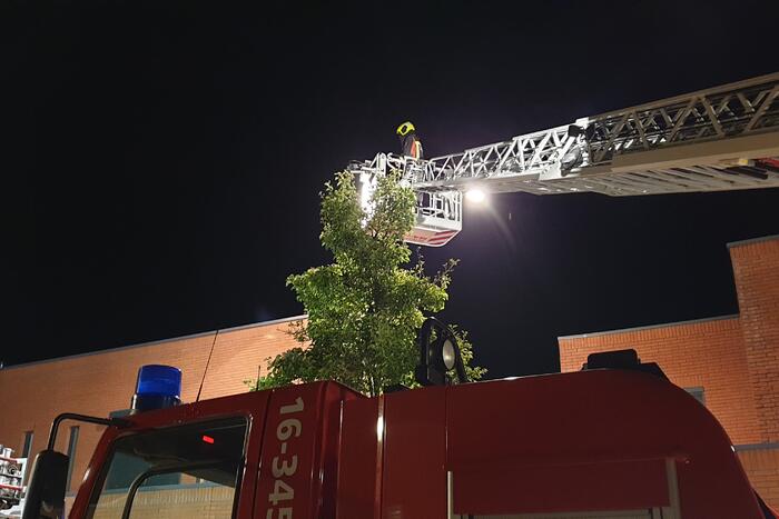 Brandweer blust brandende powerbank