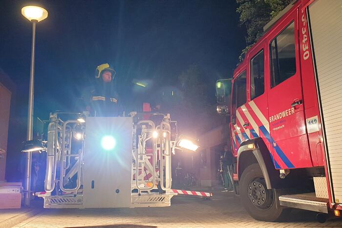 Brandweer blust brandende powerbank