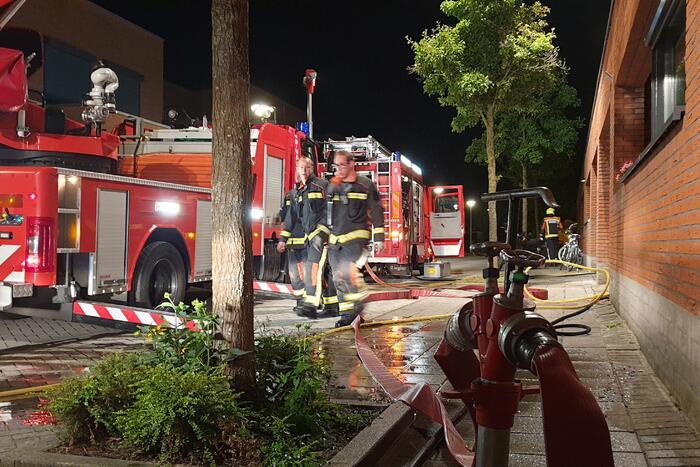 Brandweer blust brandende powerbank