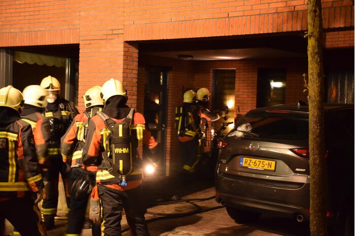 Brandweer blust brandende powerbank