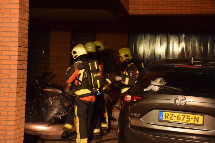 Brandweer blust brandende powerbank