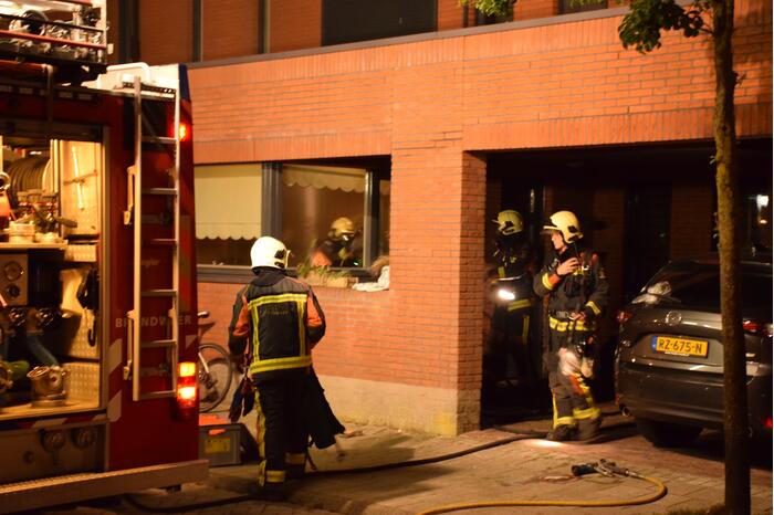 Brandweer blust brandende powerbank