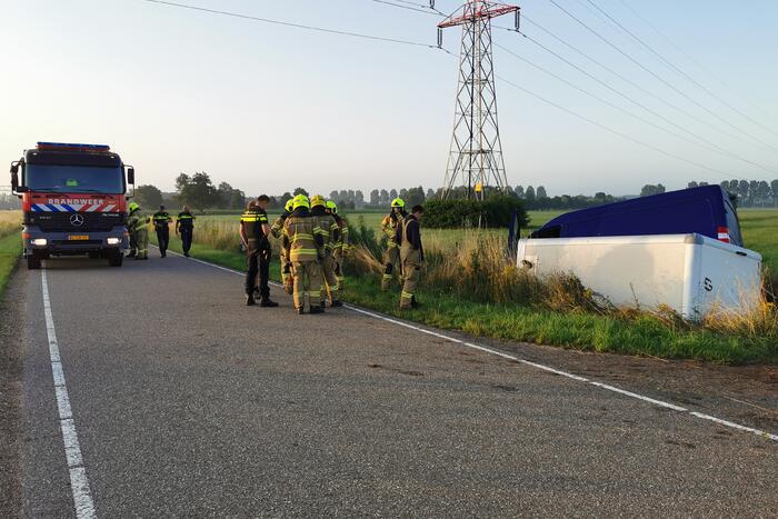 Bestuurder valt in slaap en raakt van de weg