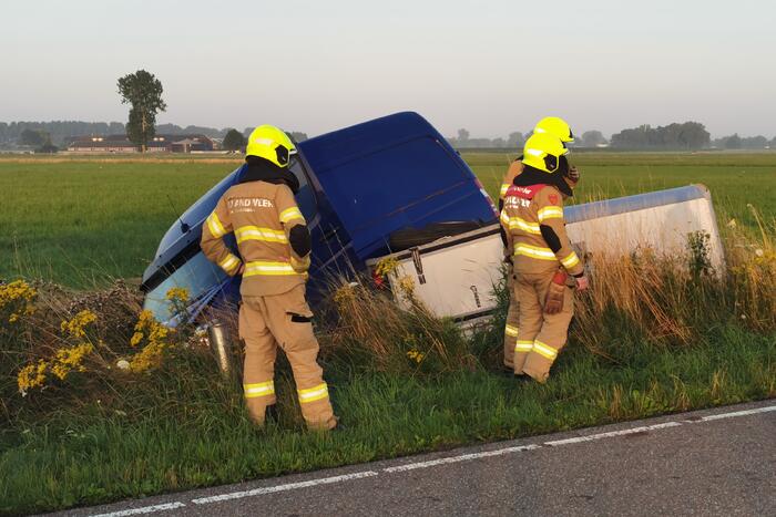 Bestuurder valt in slaap en raakt van de weg