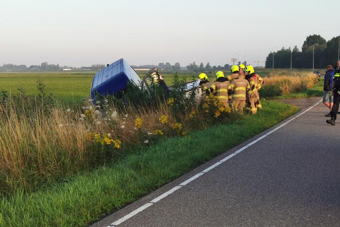 Bestuurder valt in slaap en raakt van de weg