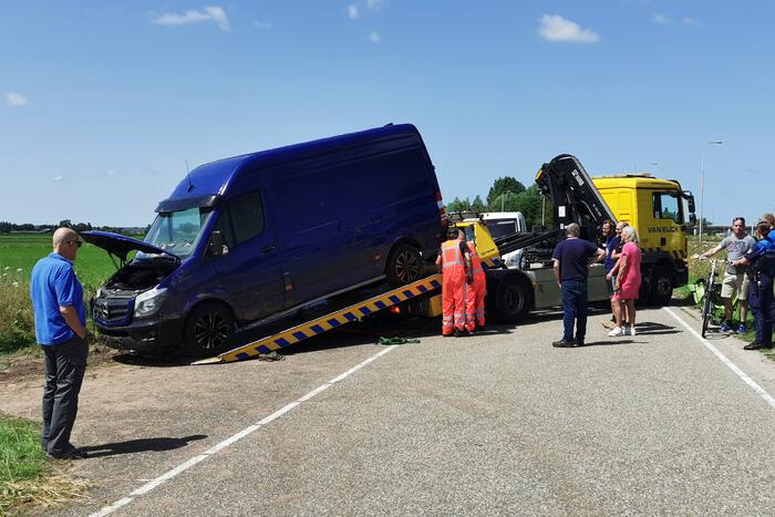 Bestuurder valt in slaap en raakt van de weg