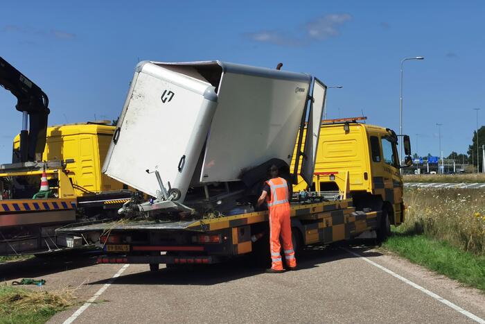 Bestuurder valt in slaap en raakt van de weg