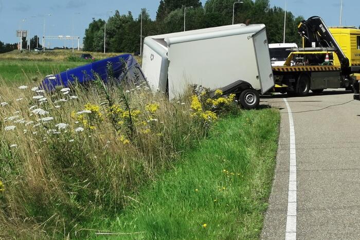 Bestuurder valt in slaap en raakt van de weg