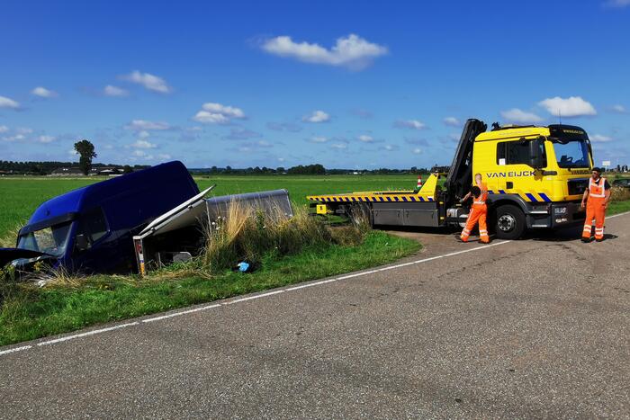 Bestuurder valt in slaap en raakt van de weg