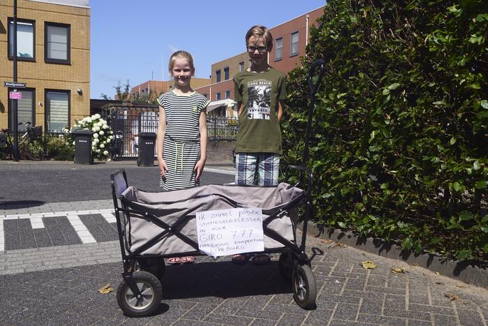 Niels (10) en Mirte (7) halen geld op voor Limburg