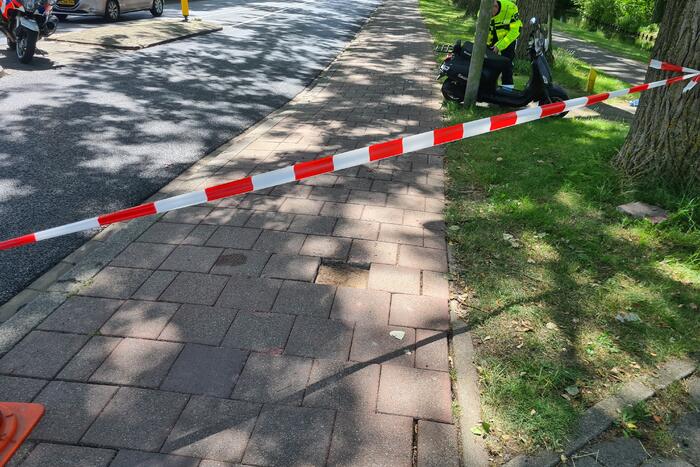 Scooterrijder onderuit door ontbrekende stoeptegel