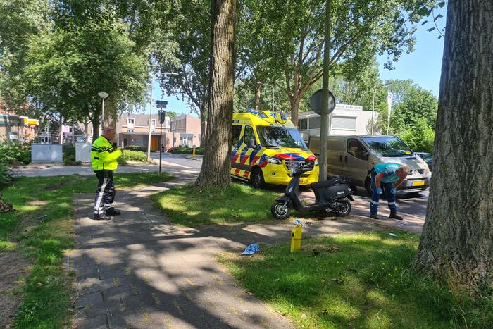 Scooterrijder onderuit door ontbrekende stoeptegel