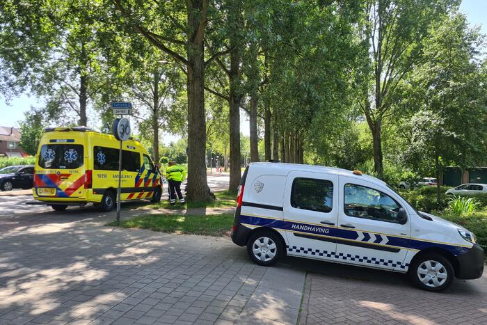 Scooterrijder onderuit door ontbrekende stoeptegel