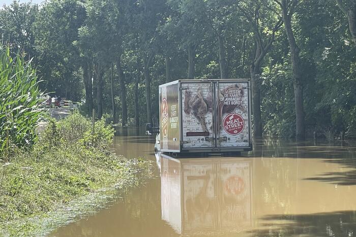 Bakwagen rijdt zichzelf vast in overstroomde weg