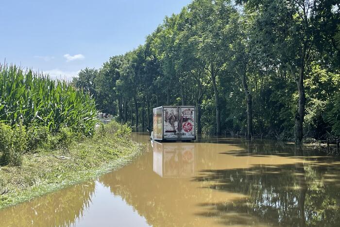 Bakwagen rijdt zichzelf vast in overstroomde weg