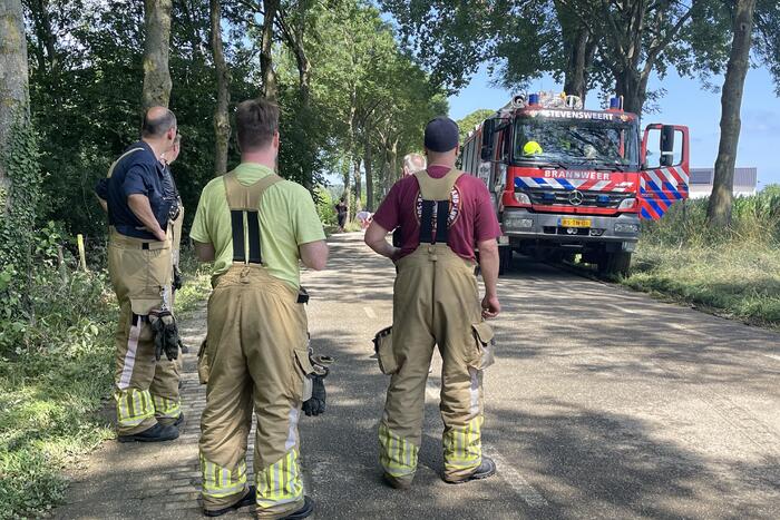 Bakwagen rijdt zichzelf vast in overstroomde weg