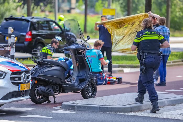 Scooterrijders botsen op fietspad