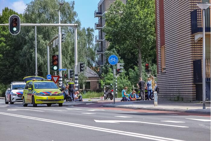 Scooterrijders botsen op fietspad