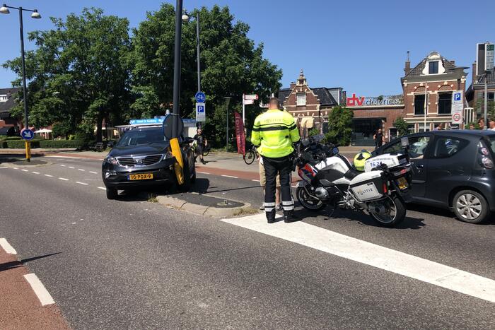 Automobilist botst met auto op paal