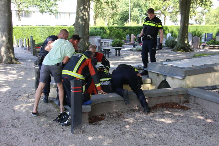 Man rijdt met scootmobiel grafkelder in