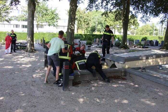 Man rijdt met scootmobiel grafkelder in