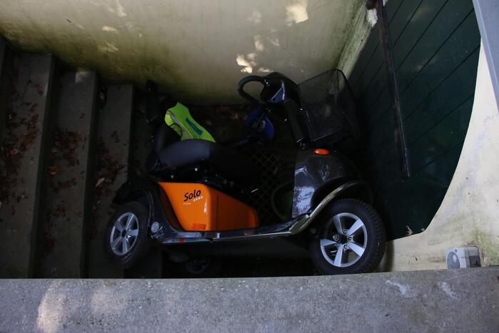 Man rijdt met scootmobiel grafkelder in