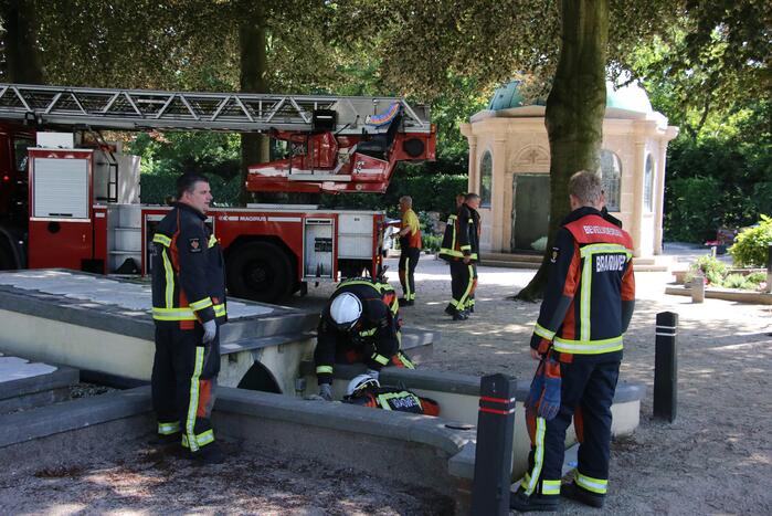 Man rijdt met scootmobiel grafkelder in