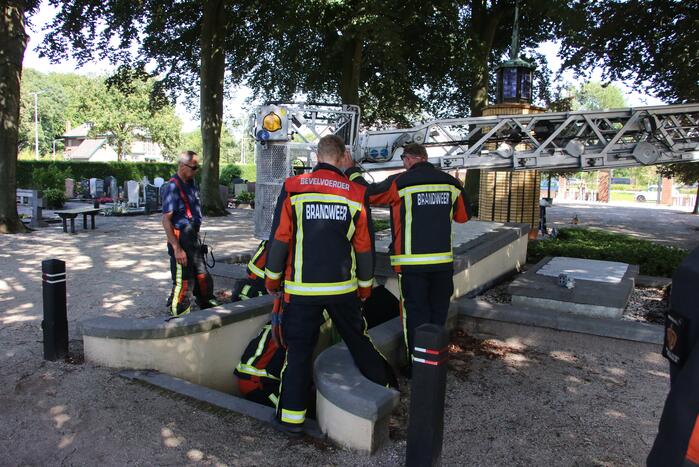Man rijdt met scootmobiel grafkelder in